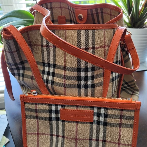 Authentic Burberry gm size handbag - - Picture 7 of 8